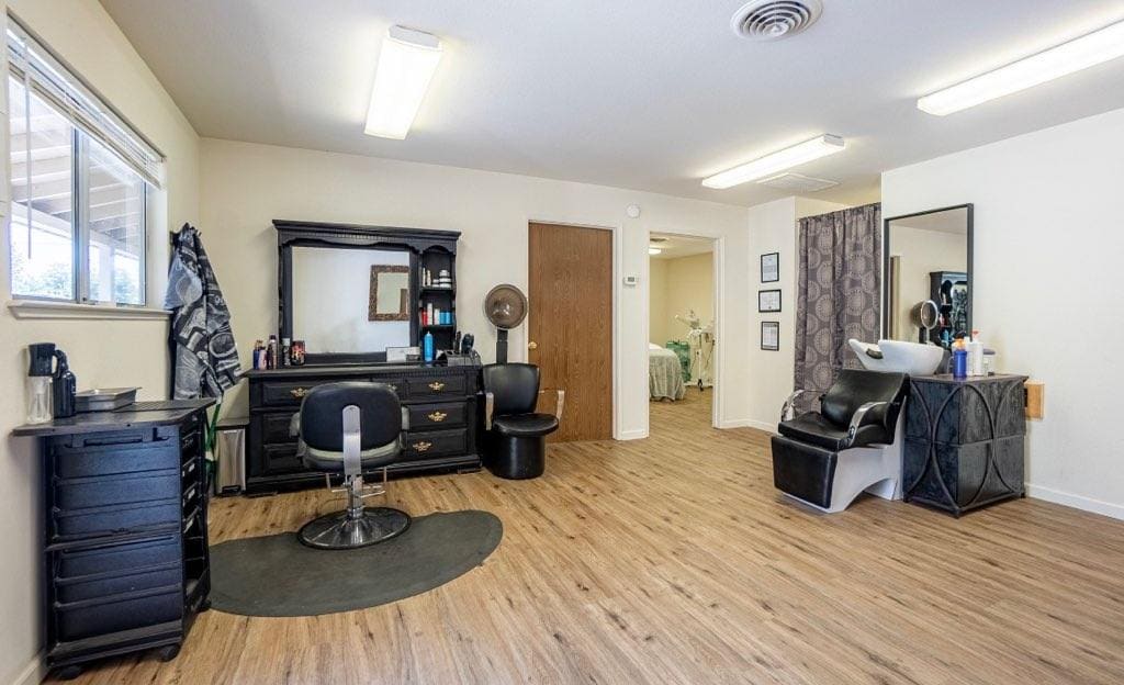 Country Clippers and Spa