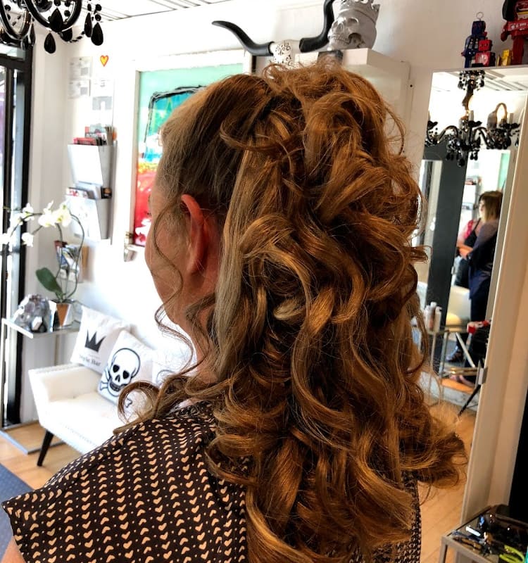 OutLaw Barber And Beauty